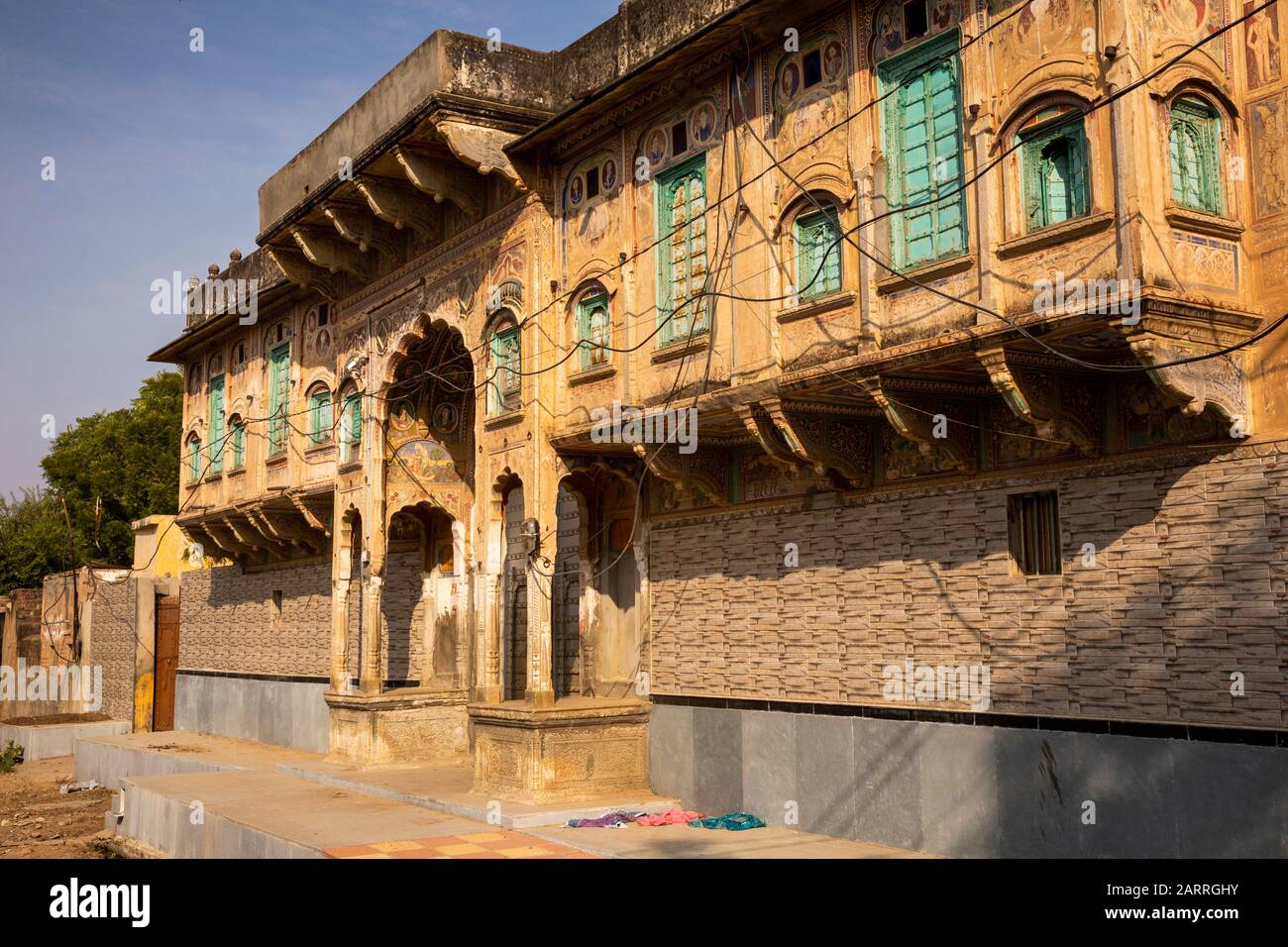 Inde, Rajasthan, Shekhawati, Nawalgarh, hablei privé avec un plancher extérieur mal carrelé Banque D'Images