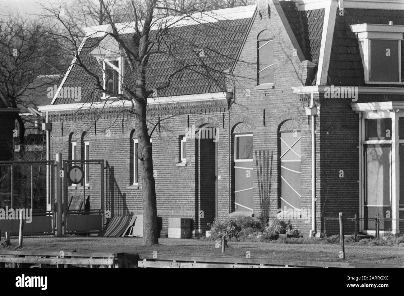 Les peintres ont mis des fenêtres après l'explosion dans l'usine de poudre à Muiden vendredi. Date: 11 décembre 1972 lieu: Muiden mots clés: CHARDEN, CHINERS, explosions Banque D'Images