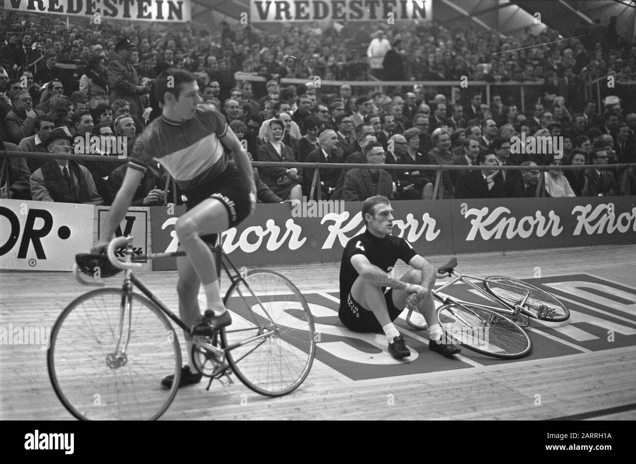 Match de football Ajax contre le GCoZA à l'intermédiaire Six Jours dans la RAI. Gerard Kool (l.) et Rudi Altig (r.) Date : 16 décembre 1968 lieu : Amsterdam, Noord-Holland mots clés : sport, football, cyclisme Nom personnel : Altig Rudi, Dcg, Kool Gerard Nom de l'institution : AJAX Banque D'Images