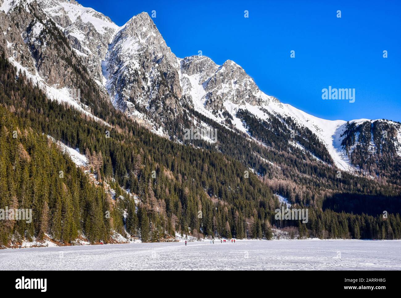 Les pics élevés donnent sur la surface gelée du lac Anterselva Banque D'Images