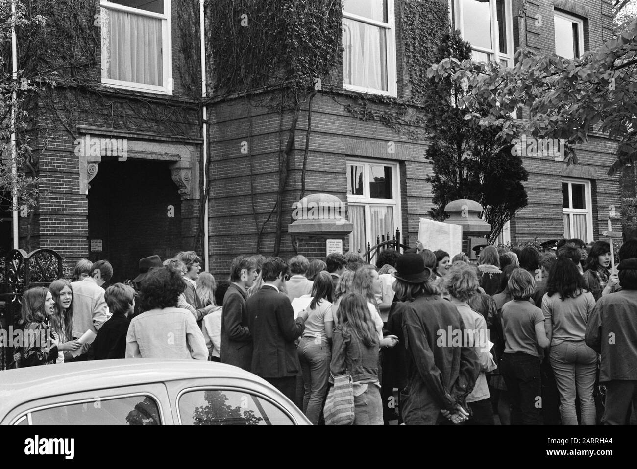 Étudiants manifestant pour le consulat américain contre l'invasion au Cambodge à Amsterdam Date: 13 mai 1970 lieu: Amsterdam, Cambodge mots clés: Consulats, UNIVERSITAIRES, manifestations : Verhoeff, Bert/Anefo Banque D'Images