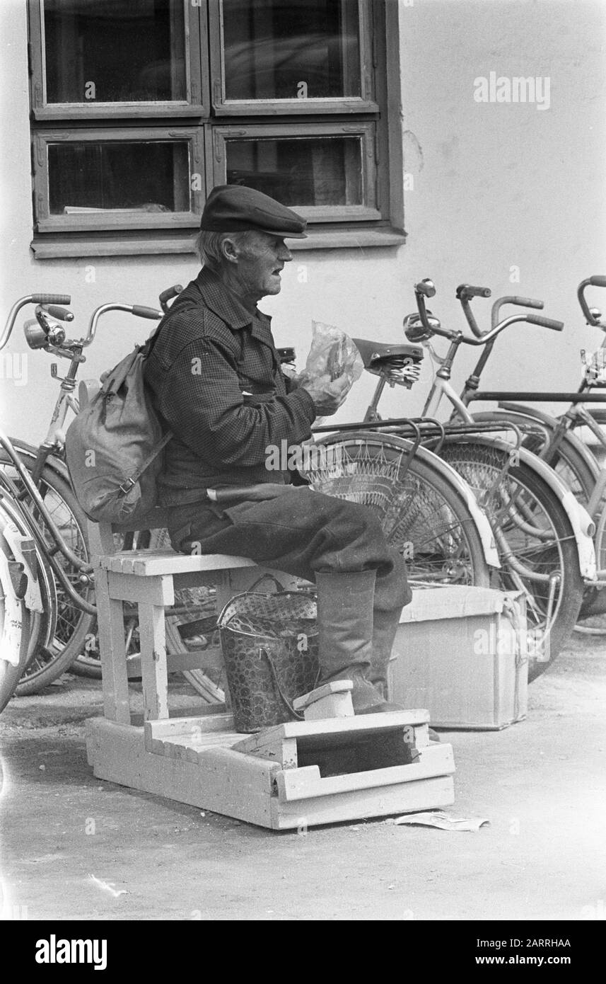 Finlande Shoe Shine sur le marché de Joensuu Annotation: Description en log: 2 marché de la cime Joensuu, 1 pêcheur sur le lac à Joensuu Date: 5 juillet 1967 lieu: Finlande, Joensuu mots clés: Marchés, chaussures, polissoirs de chaussures, nettoyage, vendeurs de rue Banque D'Images