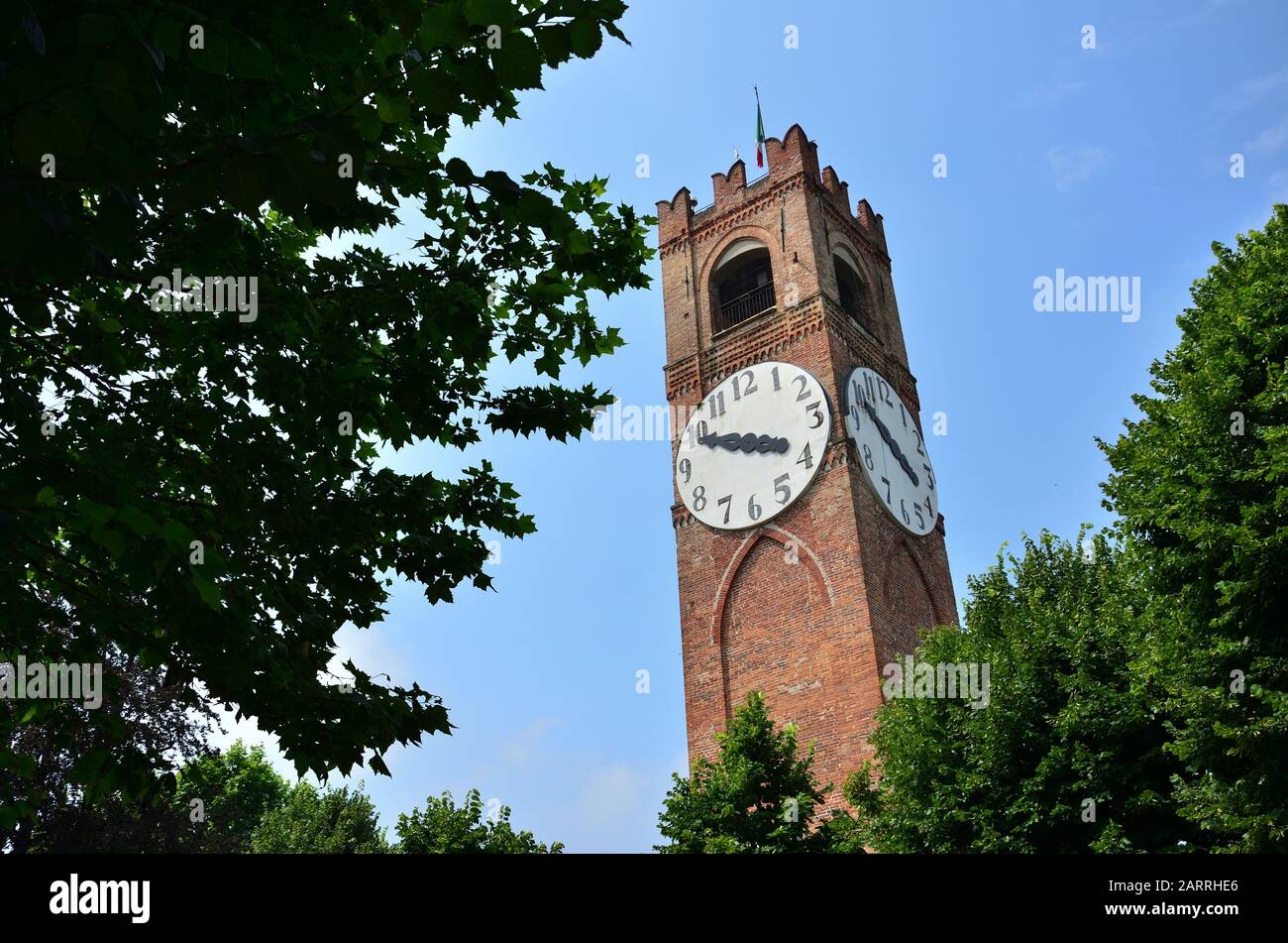 CivicTower de plus de 29 mètres de haut avec une horloge à une main sur les 4 côtés de la tour. La tour est située dans le Parco del Tempo à Mondovì Banque D'Images