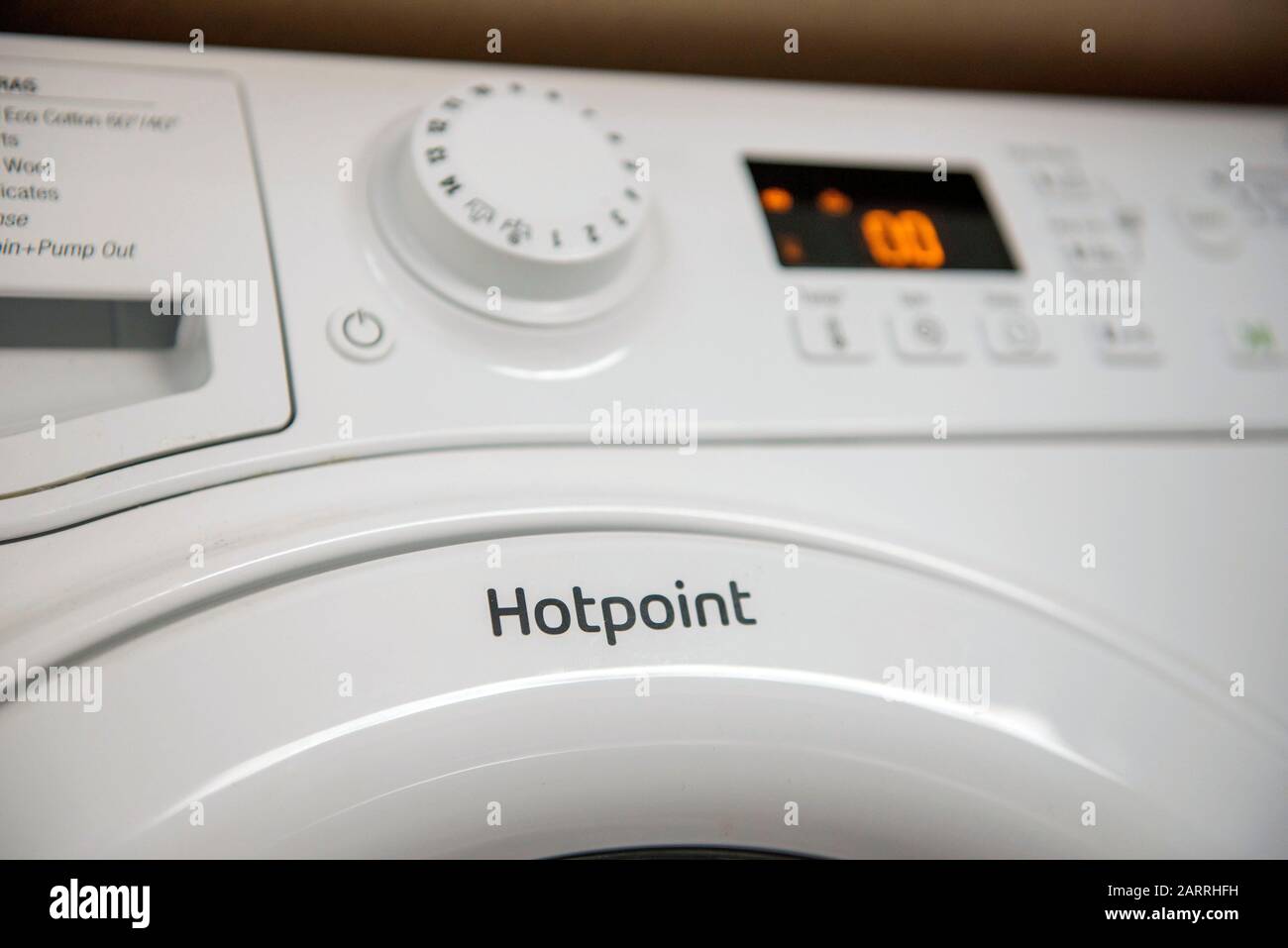 Un lave-linge Hotpoint qui se trouve sur une liste de rappel d'appareils à  risque d'incendie avec extincteur. Il s'agit de l'une des nombreuses  machines susceptibles de provoquer un incendie en raison d'un
