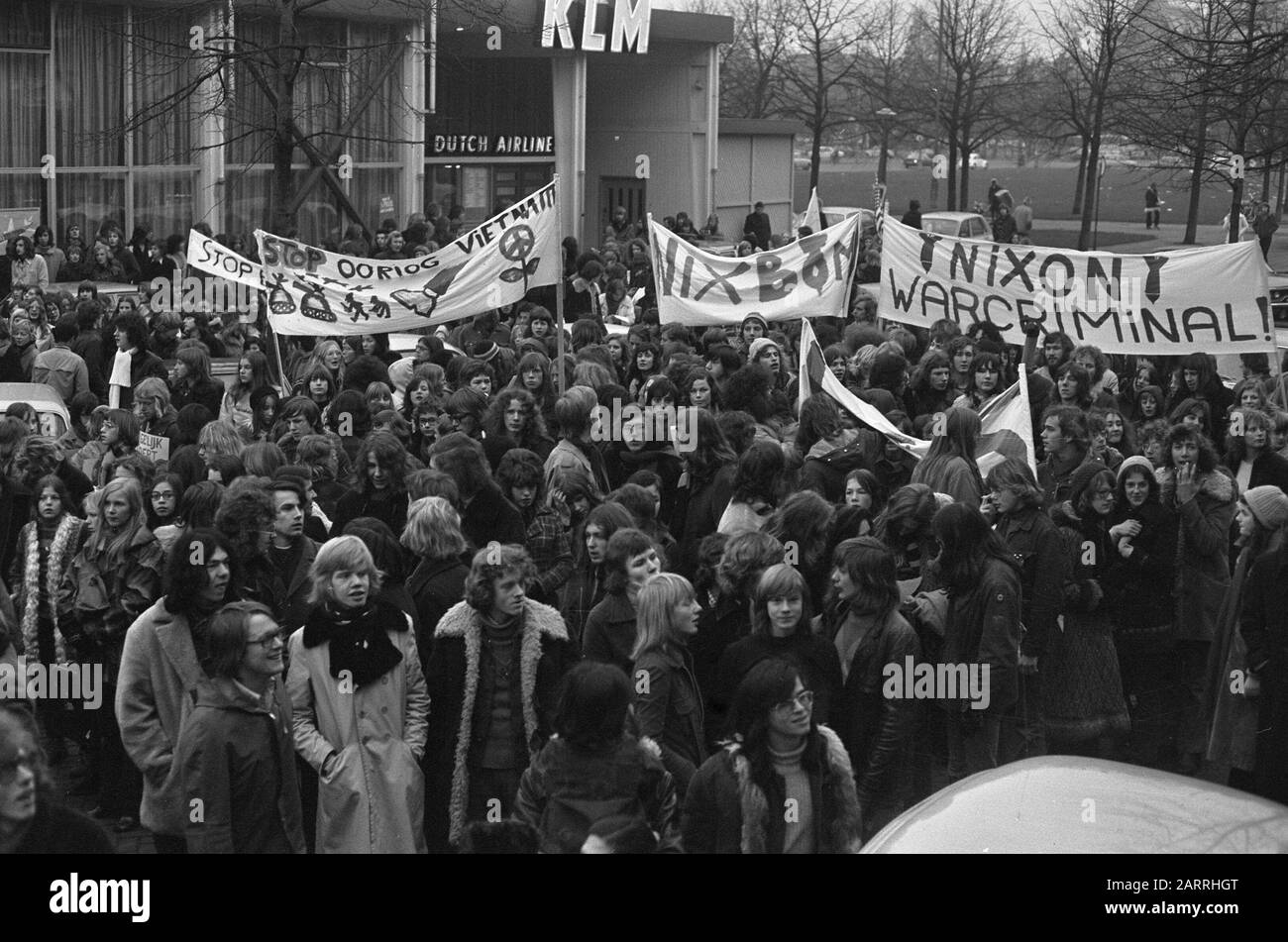 Les étudiants frappent à Amsterdam pour protester contre la guerre au Vietnam, en manifestant des étudiants au consulat américain à Museumplein Date: 18 janvier 1973 lieu: Amsterdam, Hollande-Nord mots clés: Consulats, écoles, guerres, protestations Banque D'Images