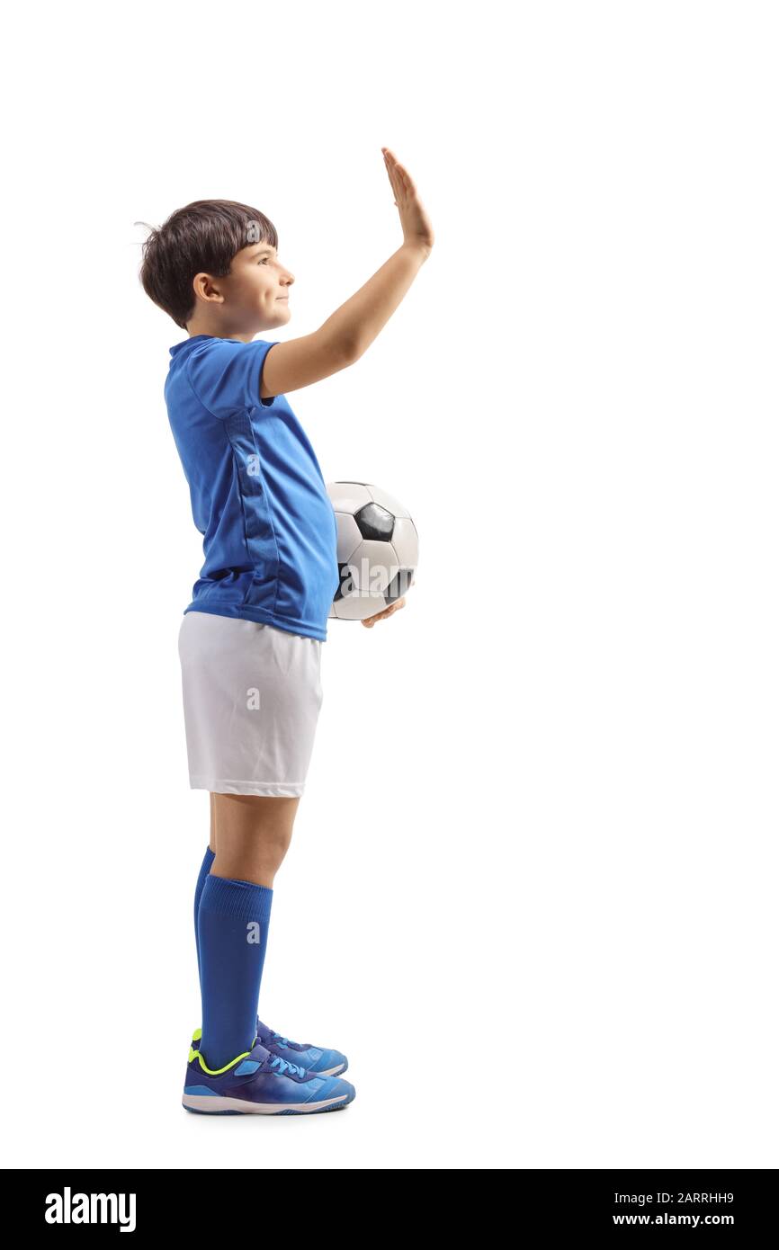 Photo pleine longueur d'un garçon de football avec un ballon de football gestuant haut cinq isolé sur fond blanc Banque D'Images