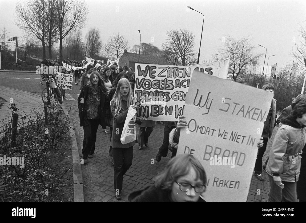 Les écoles de Christian Mavo à Monnickendam manifestent en protestation contre les bâtiments scolaires d'état pauvres Date: 25 janvier 1973 lieu: Monnickendam mots clés: SCHOLYS, manifestations, protestations Banque D'Images