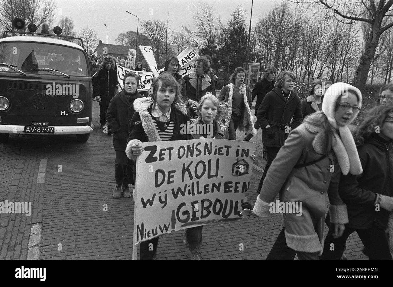 Les écoles de Christian Mavo à Monnickendam manifestent en protestation contre les bâtiments scolaires d'état pauvres Date: 25 janvier 1973 lieu: Monnickendam mots clés: SCHOLYS, manifestations, protestations Banque D'Images