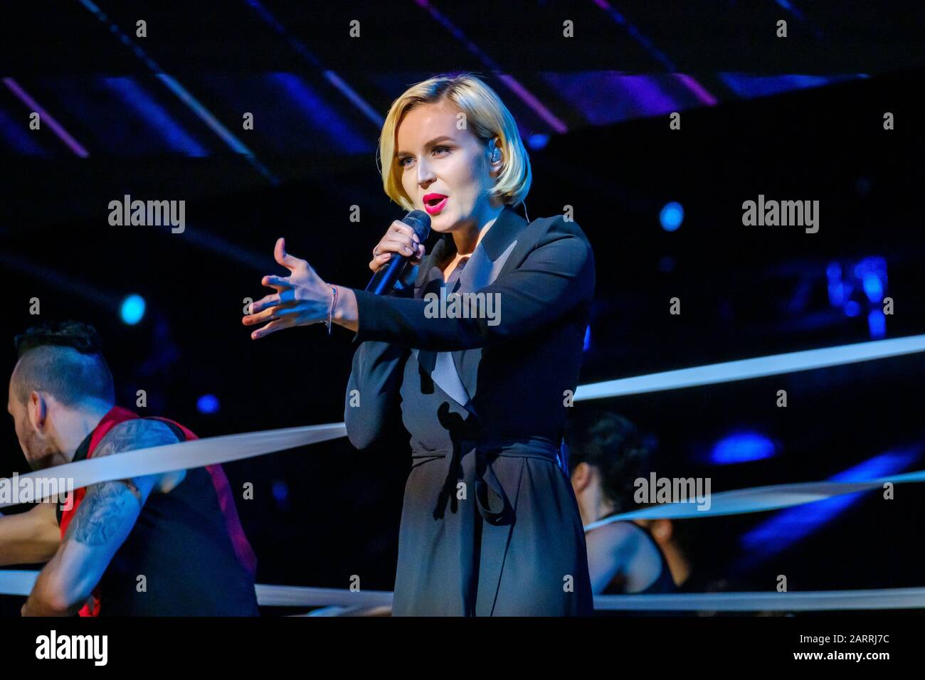 La célèbre chanteuse russe Polina Gagarina chante devant les participants au forum d'affaires Banque D'Images