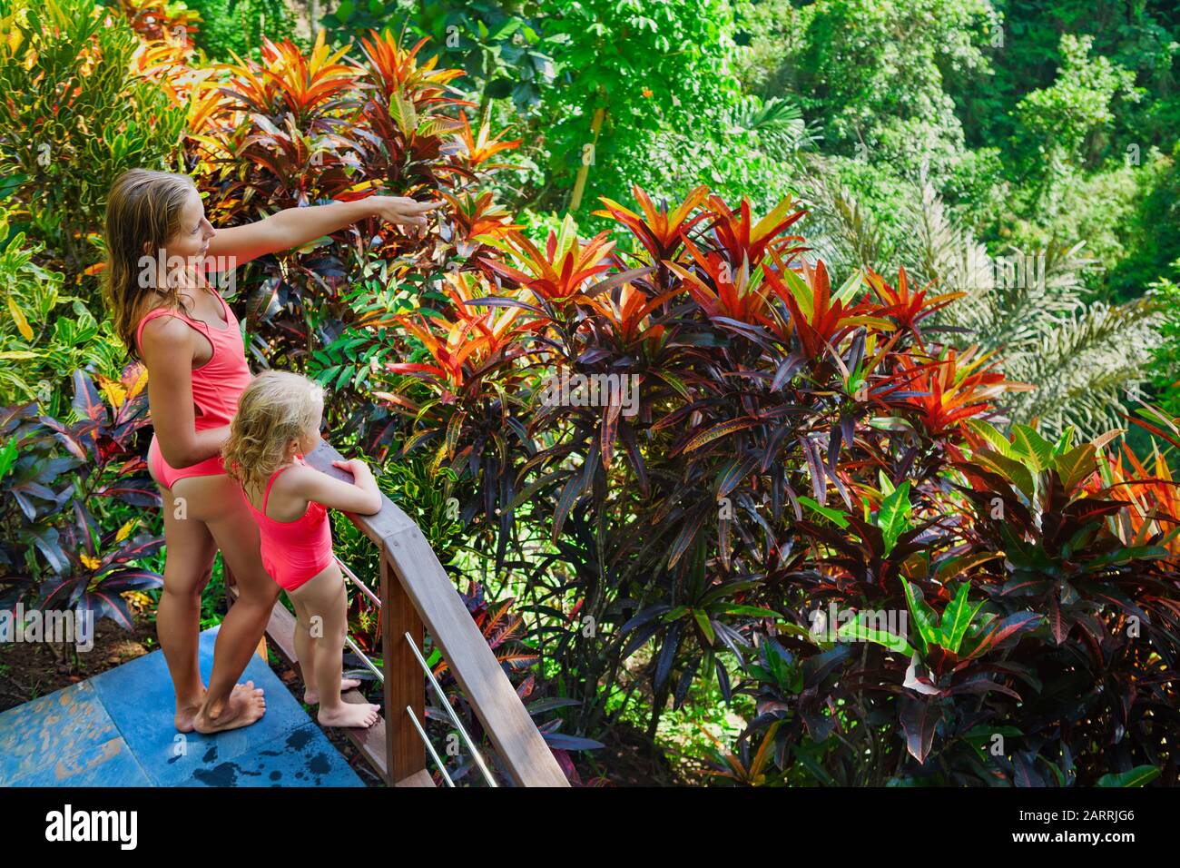 2 femmes qui se rafraîchit dans un spa de luxe. Enfant avec jeune mère en vacances d'été se détendre sur le balcon de la villa, regarder la belle vue sur la jungle tropicale. Il Banque D'Images