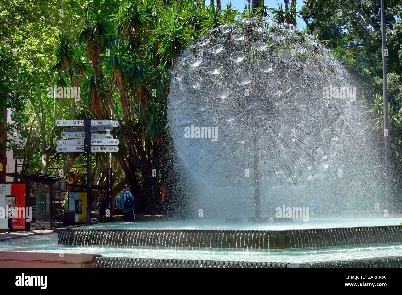 Sydney, Nouvelle-Galles du Sud, Australie - 31 octobre 2017 : fontaine nommée El-Alamein et panneaux de direction dans le quartier de Potts point Banque D'Images