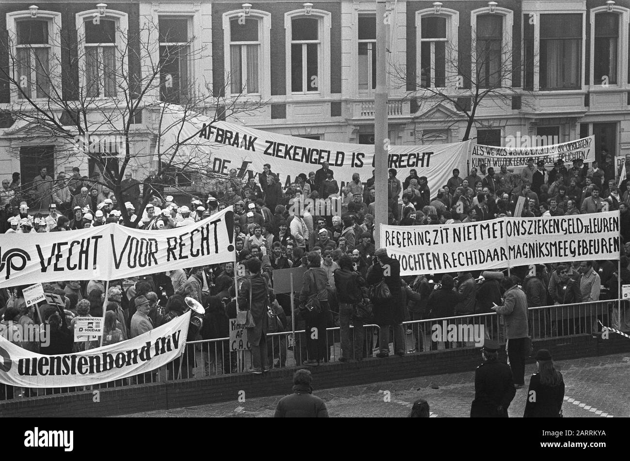 SER sur les conseils de conception sur l'absentéisme évitable en raison de la maladie et de l'invalidité. Voor SER-gebouw Date : 12 février 1982 lieu : den Haag, Zuid-Holland mots clés : manifestation Nom de l'établissement : SER Banque D'Images