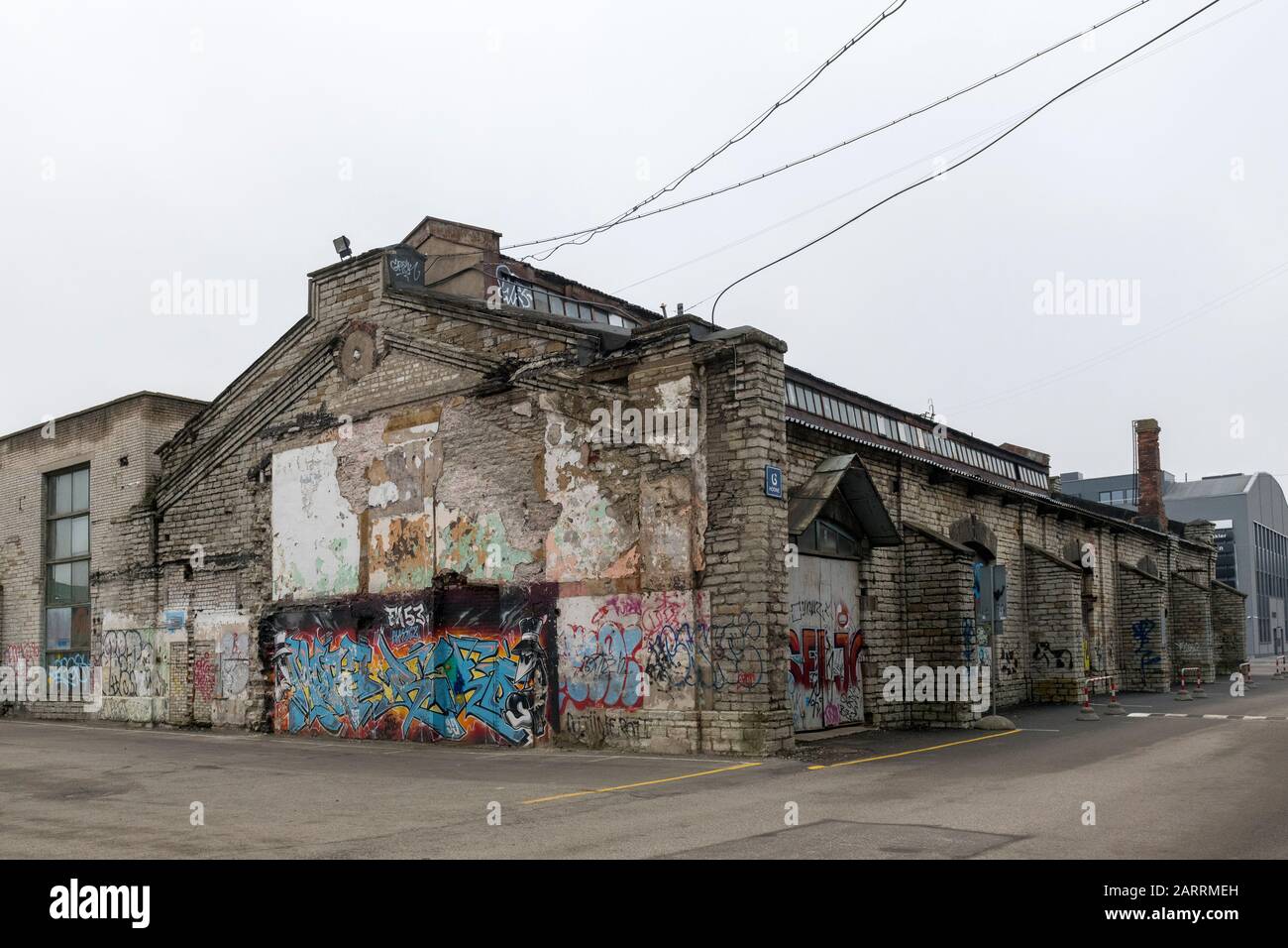 Ancien bâtiment industriel de l'ère soviétique en attente de réaménagement, Telliskivi Loomelinnak Banque D'Images
