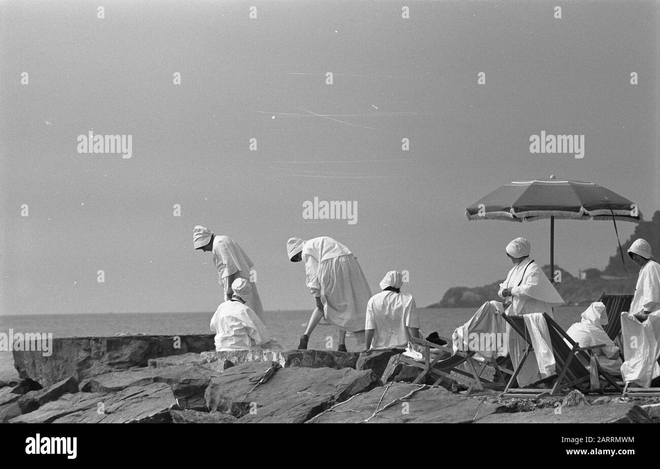 Série moniales sur la plage en Italie Date : 18 août 1959 Banque D'Images