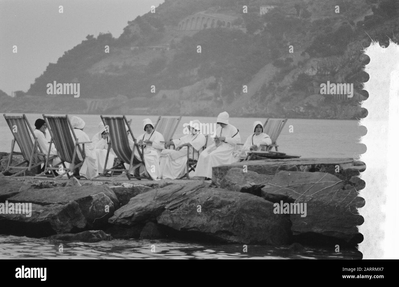 Série moniales sur la plage en Italie Date : 18 août 1959 Banque D'Images