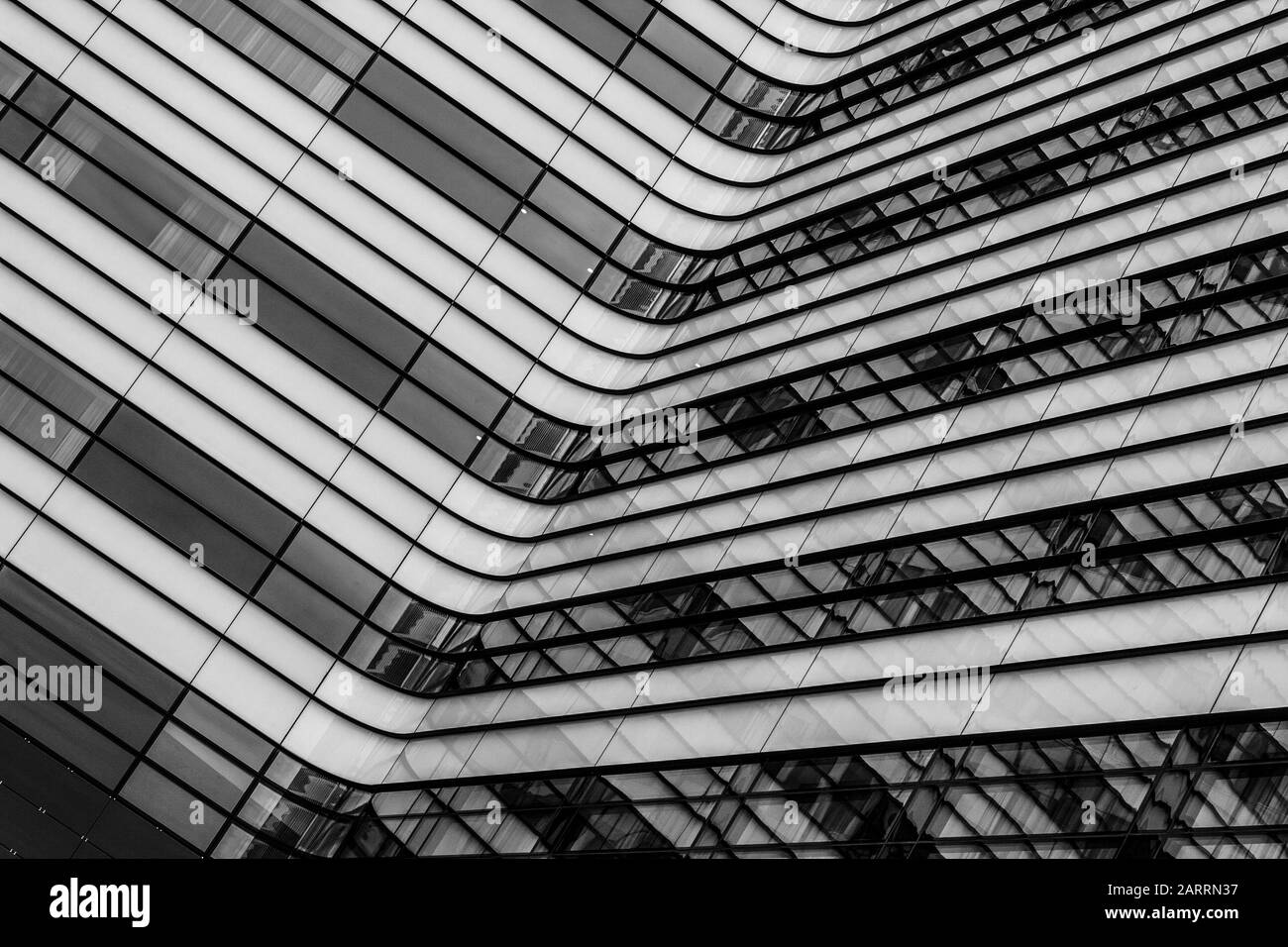 Lignes abstraites des murs extérieurs du bâtiment moderne situé dans la zone portuaire de Gdynia Banque D'Images
