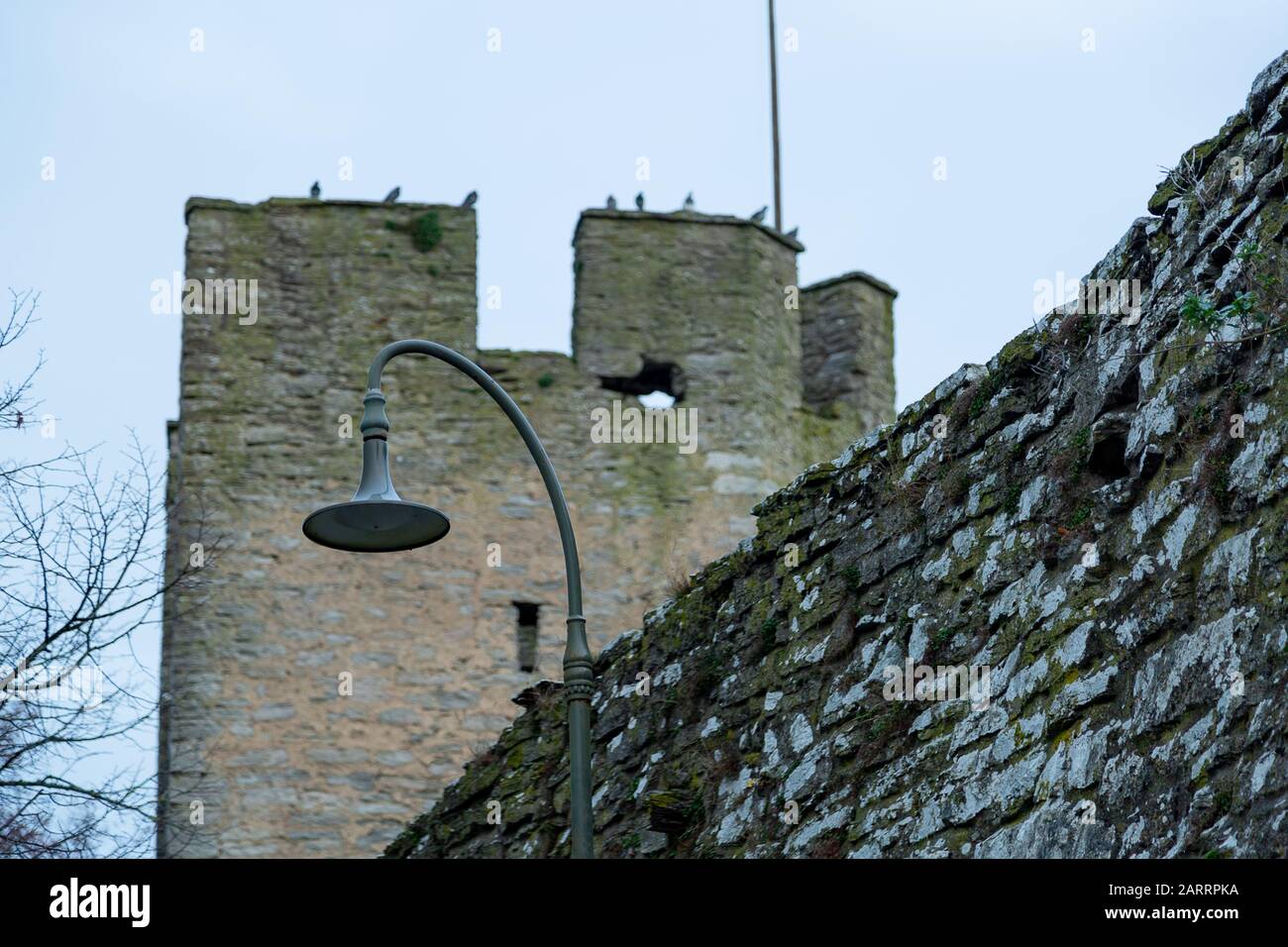 Feu De Rue Par Mur De Ville À Visby, Suède. Banque D'Images