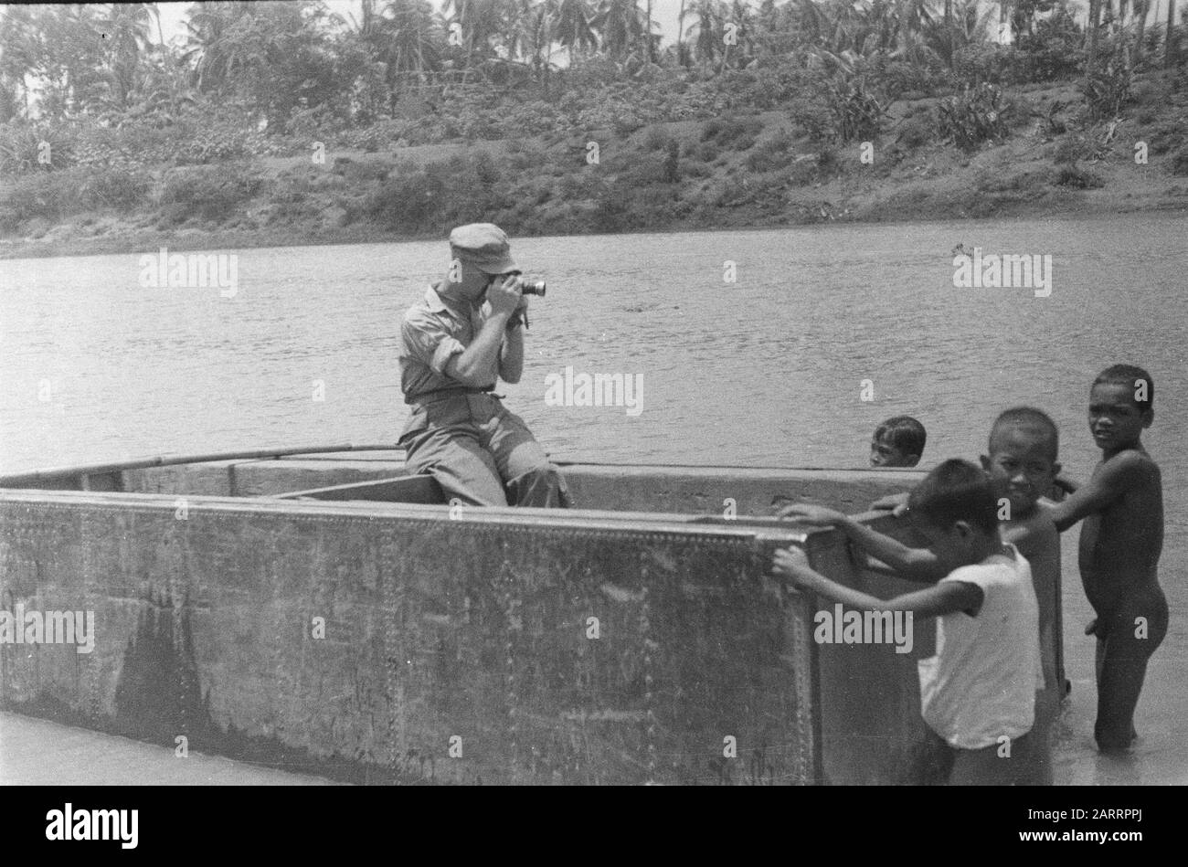 Pose d'Un pont en bambou Pour L'infanterie. De nombreux ponts ont également été détruits sur Java. La solution est de construire un pont flottant léger composé de troncs de bambou attachés ensemble. Ici on voit le Veluwebataljon construire un tel pont sur le Tjisedane Date: 1946 lieu: Indonésie, Antilles néerlandaises de l'est Banque D'Images