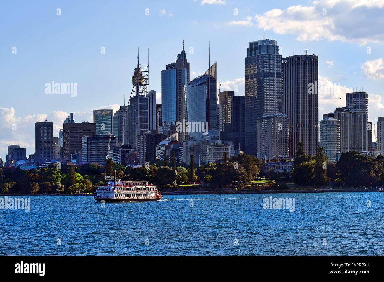 Sydney, Nouvelle-Galles du Sud, Australie - 29 octobre 2017 : bateau à vapeur rétro en face de la ville avec gratte-ciel, hôtels et immeubles de bureaux Banque D'Images