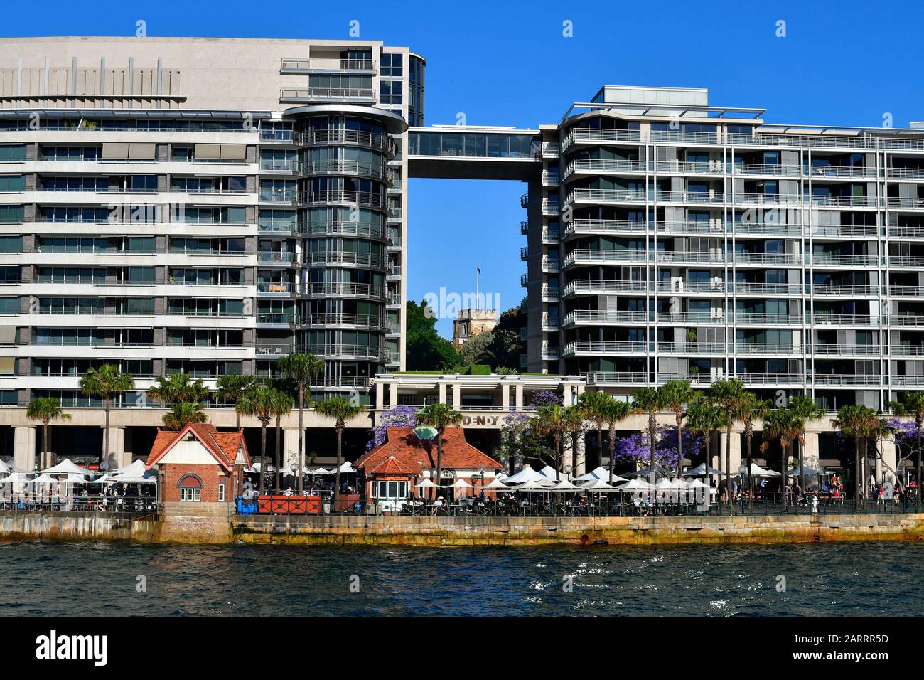 Sydney, Nouvelle-Galles du Sud, Australie - 29 octobre 2017 : bâtiment avec tour de maison gouvernementale derrière et café-restaurants sur Circular Quay Banque D'Images