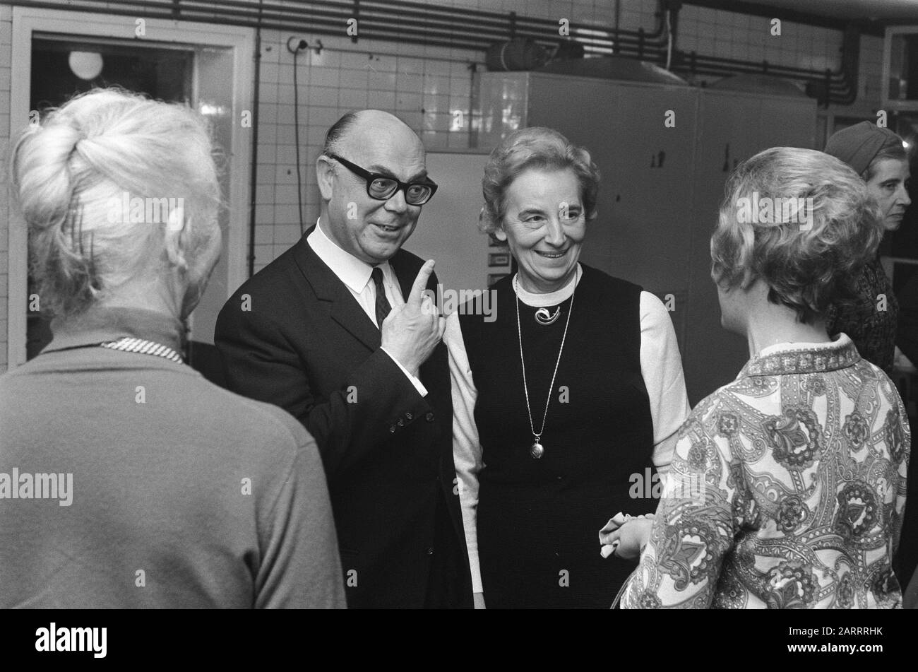 Pierre Dubois reçoit le prix Henriette Roland Holst pour son travail sur Marcellus Emants à Amsterdam. Pierre Dubois avec épouse Date 21 novembre 1969; Banque D'Images
