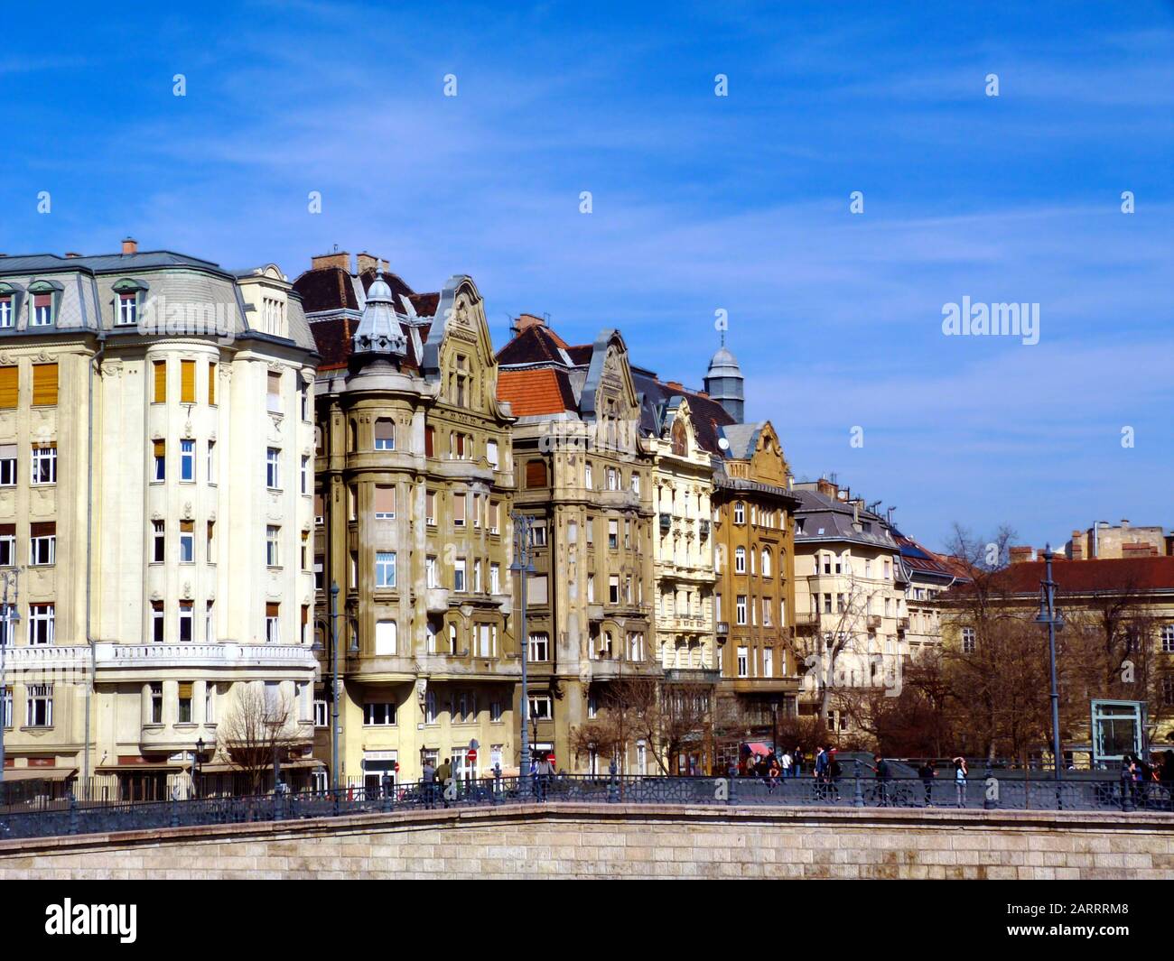 Vieux appartements résidentiels de couleur pastel à Budapest avec toits de Mansarde. Architecture commune et structure de toit utilisée pour les appartements. Banque D'Images