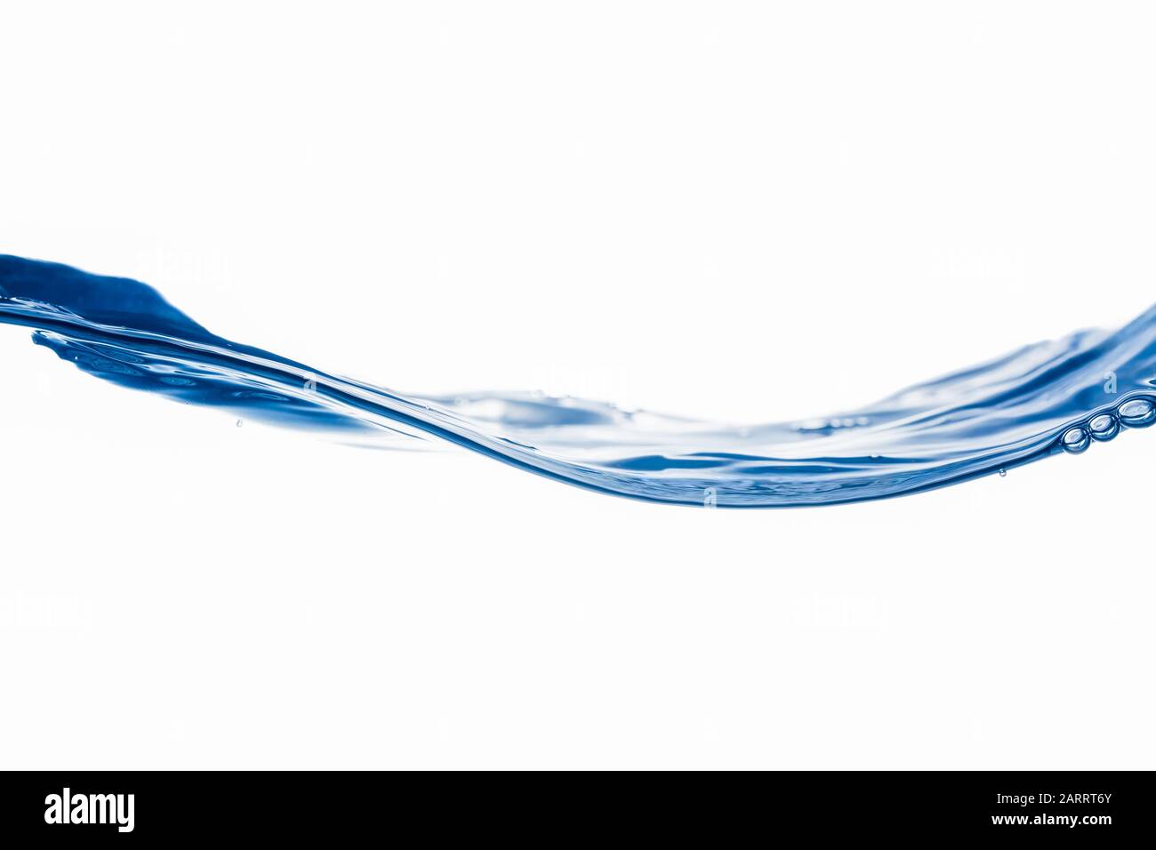 Onde d'eau en forme de U avec peu de bulles sur le fond blanc Banque D'Images