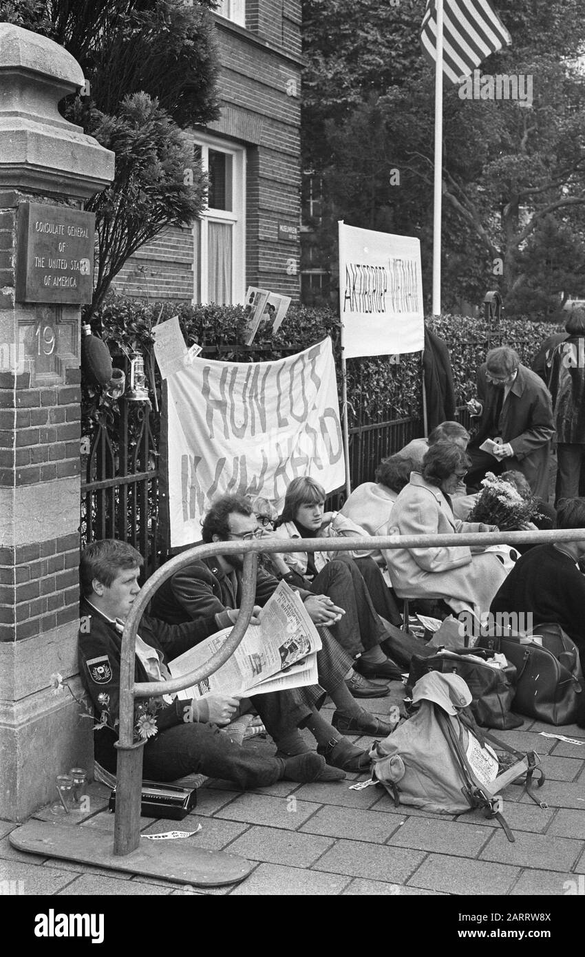 Asseyez-vous au consulat américain. Groupe d'action Vietnam, SIT-inners avec bannières Date : 15 septembre 1967 mots clés : consulats, BANDES, groupes d'action Banque D'Images