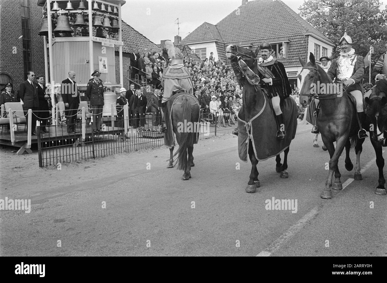 La bataille de Heiligerlee a été commémorée. Un filé historique traverse Heiligerlee Date: 24 mai 1968 lieu: Groningue (province), Heiligerlee mots clés: Carillons, défilés, commémorations Banque D'Images