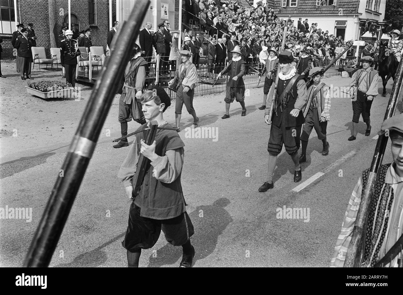 La bataille de Heiligerlee a été commémorée. Un filé historique dessiné par Heiligerlee Date: 24 mai 1968 lieu: Groningue (province), Heiligerlee mots clés: Défilés, commémorations Banque D'Images