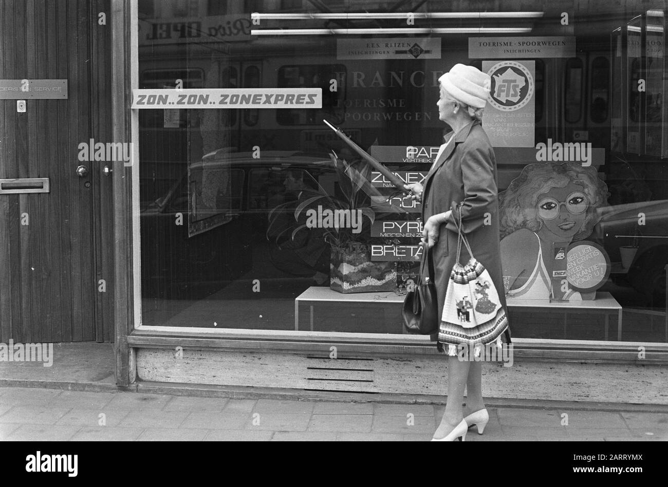 Mauvais temps d'été aux Pays-Bas, l'agence de voyage a encore des places pour Sun-Express Date: 11 juillet 1972 mots clés: Agences de voyage Banque D'Images