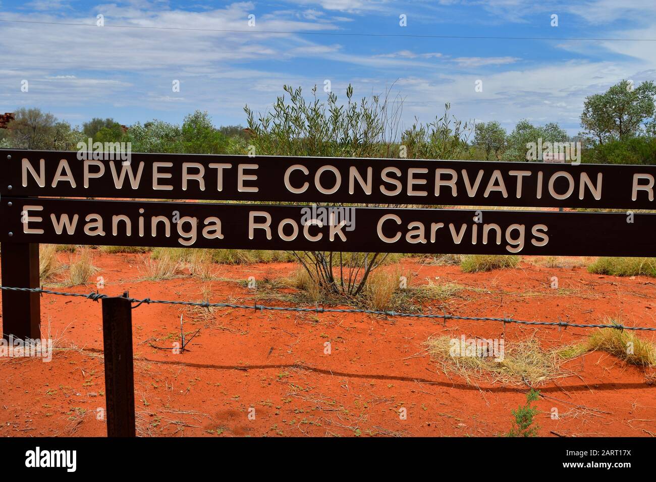 Australie, territoire du Nord, panneau pour La Réserve publique de conservation Ewaninga, zone avec gravures préhistoriques et site historique des Aborigènes, Banque D'Images