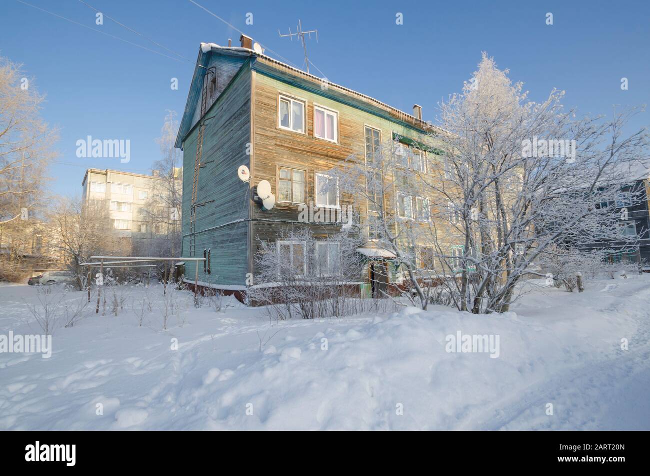 Maison en bois de trois étages dans la ville d'Arkhangelsk. L'hiver dans la ville Banque D'Images
