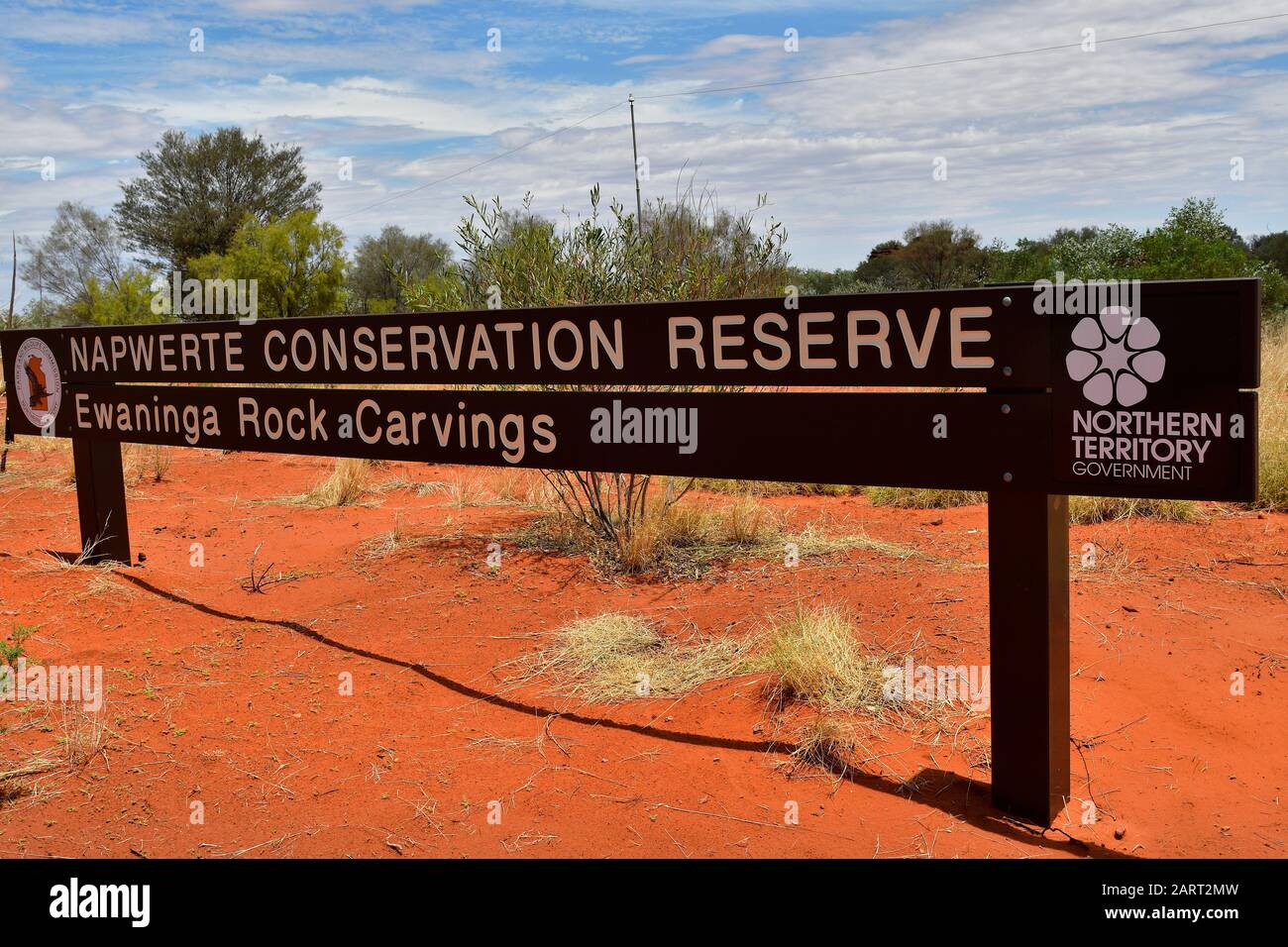 Alice Springs, territoire du Nord, Australie - 19 novembre 2017 : signe pour La Réserve publique historique Ewaninga conservation Reserve avec des grenages préhistoriques et des pétroglyphes Banque D'Images