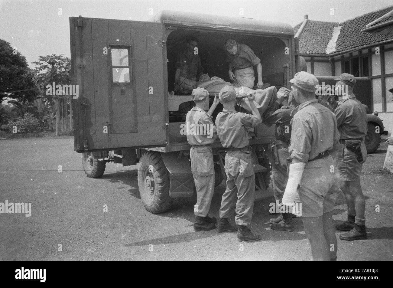 Soins de plein air et Sukaboemi Sukaboemi : l'attention de nos soldats blessés est accordée à la plus grande attention possible. Extrêmement lentement, le camion d'ambulance transporte une personne blessée de l'avant-poste vers la salle d'urgence. Date: Août 1947 Lieu: Indonésie, Java, Pays-Bas East Indies Banque D'Images