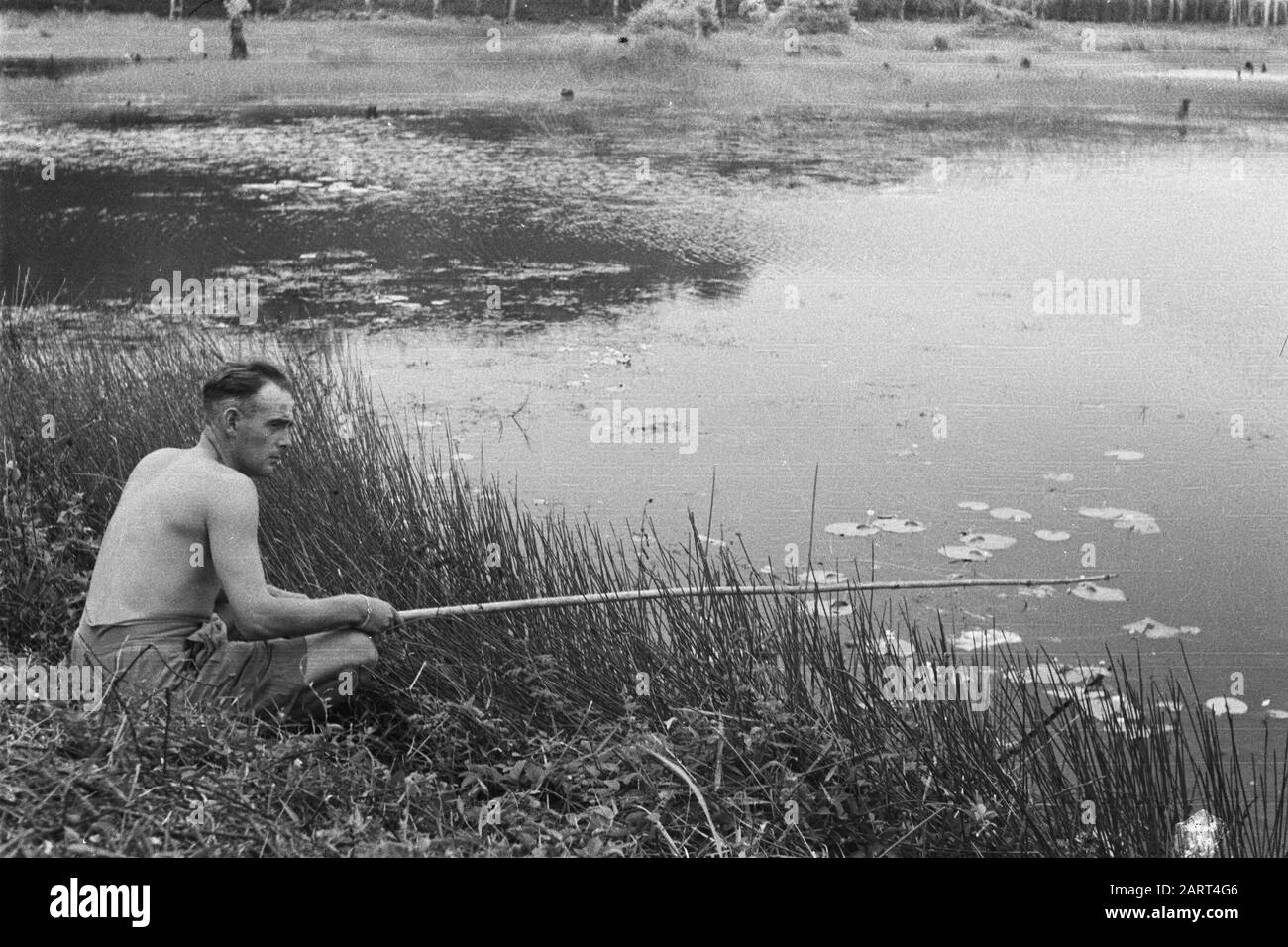 Palembangs. Divers sujets pêche militaire dans l'étang Date: Juillet 1947 lieu: Indonésie, Antilles néerlandaises de l'est Banque D'Images