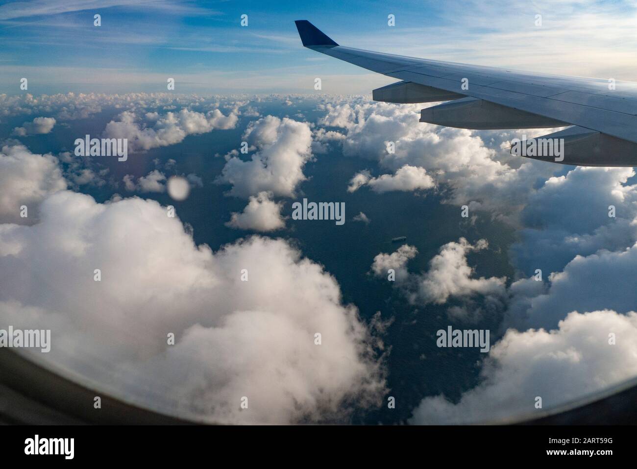 Les nuages d'au-dessus de l'Atlantique en été sur un vol transcontinental. Banque D'Images