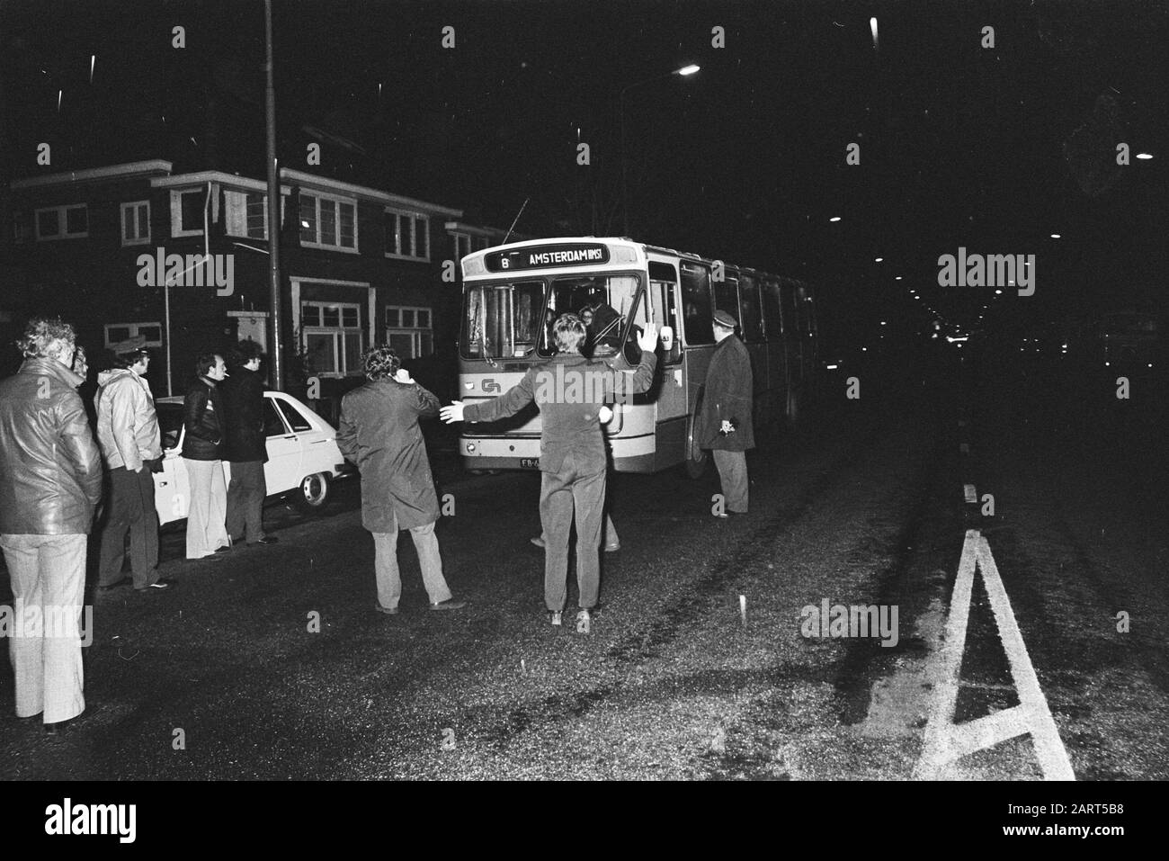 Grève de solidarité à la Municipal Transport Company à Amsterdam, pendant l'heure de pointe du matin; les bus de l'extérieur d'Amsterdam seront à la frontière de la ville Date: 8 février 1977 lieu: Amsterdam, North Holland mots clés: Bus Banque D'Images