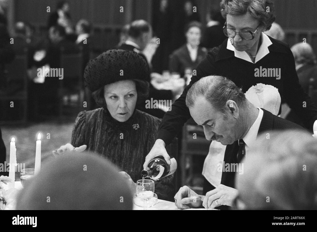 Visite de l'État espagnol; Dejeune avec les membres du cabinet à la Haye, Princess Beatrix avec le ministre de Klaauw Date: 20 mars 1980 lieu: La Haye, Espagne mots clés: Cabinets, ministres, visites d'État Nom personnel: Beatrix, princesse, Klaauw, Chris van der Banque D'Images
