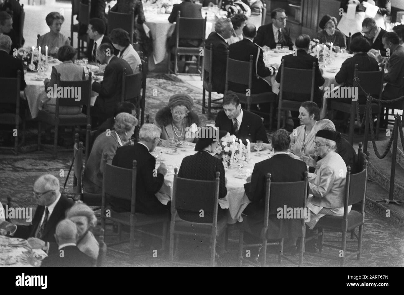 Visite de l'État espagnol; Dejeune avec les membres du cabinet à la Haye, aperçu pendant dejeune à Ridderzaal Date: 20 mars 1980 lieu: La Haye, Espagne mots clés: Armoires, visites d'État Nom de l'institution: Ridderzaal Banque D'Images