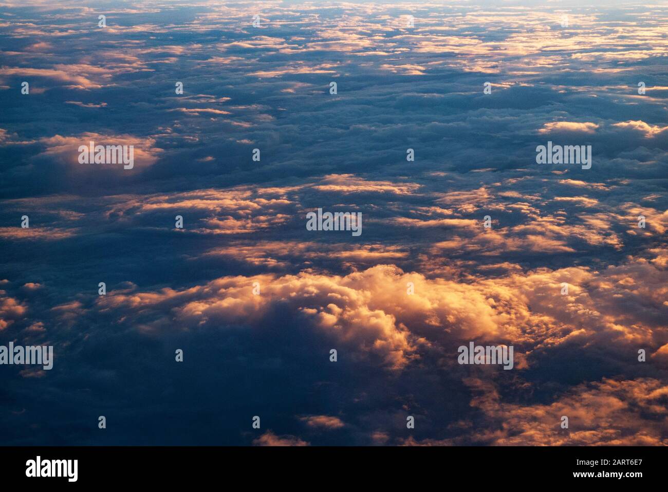 Les nuages d'au-dessus de l'Atlantique en été sur un vol transcontinental. Banque D'Images