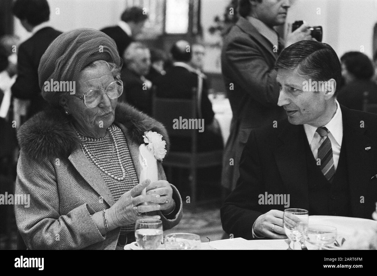Visite de l'État espagnol; Déjeune avec les membres du cabinet à la Haye, Reine Juliana avec le Premier ministre Van Agt Date: 20 mars 1980 lieu: La Haye, Zuid-Holland mots clés: Armoires, reines, premiers ministres, visites de l'État Nom personnel: AGT, Dries van, Juliana (Reine Pays-Bas) Banque D'Images