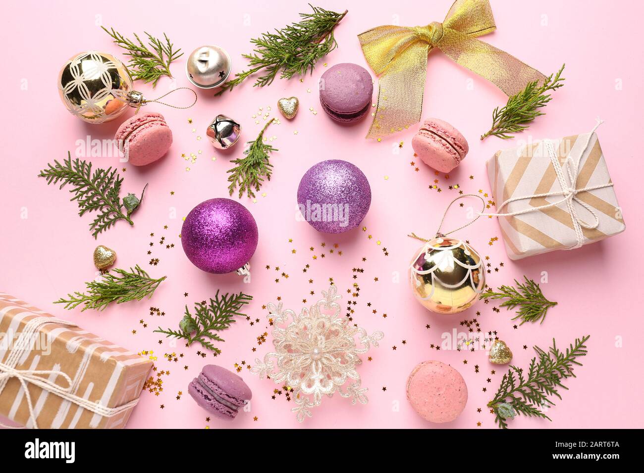 Belle composition avec un décor de Noël sur un fond de couleur Banque D'Images