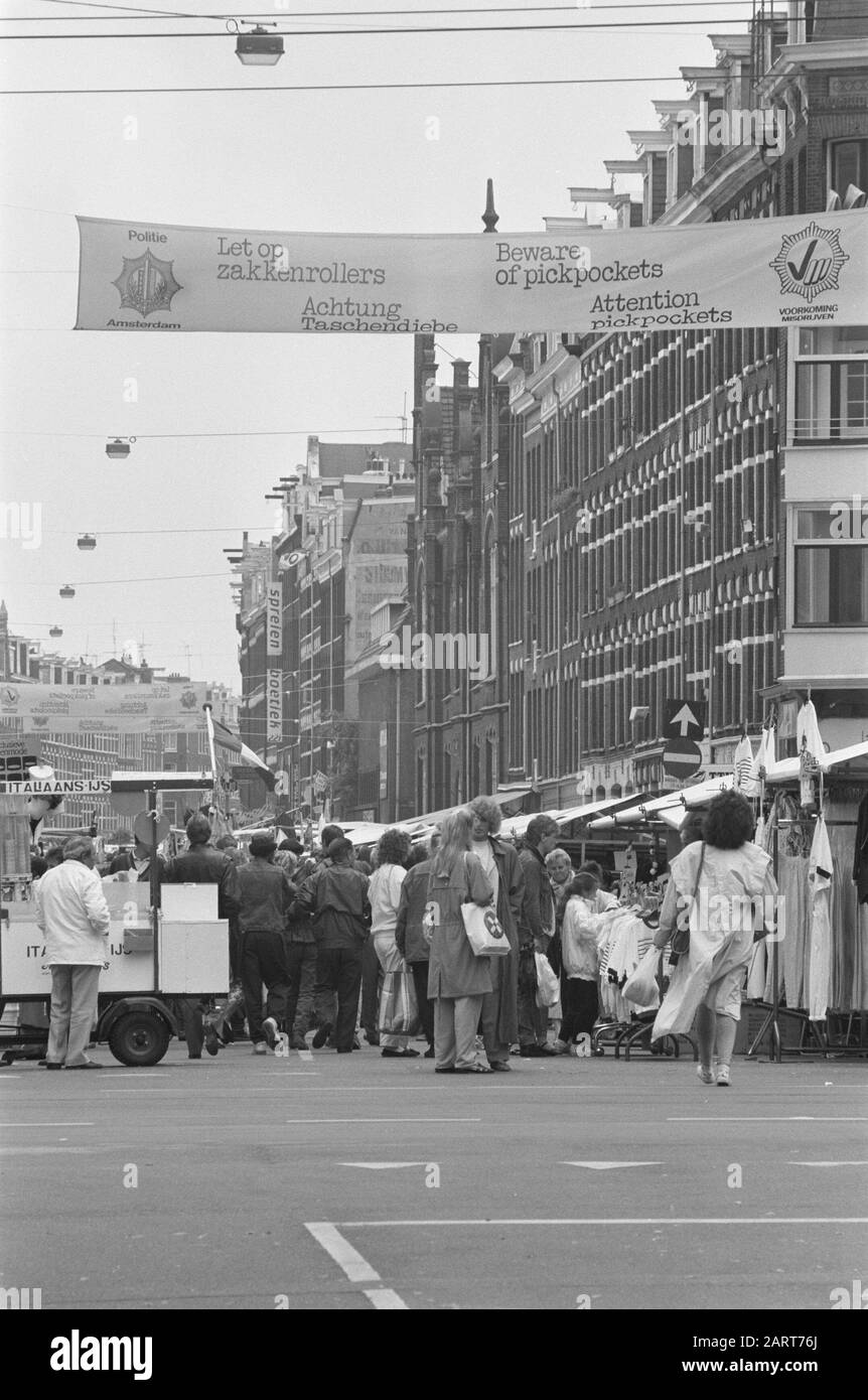 Bannières contre les pickpockets sur Albert Cuypmarkt Date: 14 juillet 1988 lieu: Amsterdam, Noord-Holland mots clés: SPANCHOKS, PACKPOKS Nom du personnage: Albert Cuypmarkt Banque D'Images