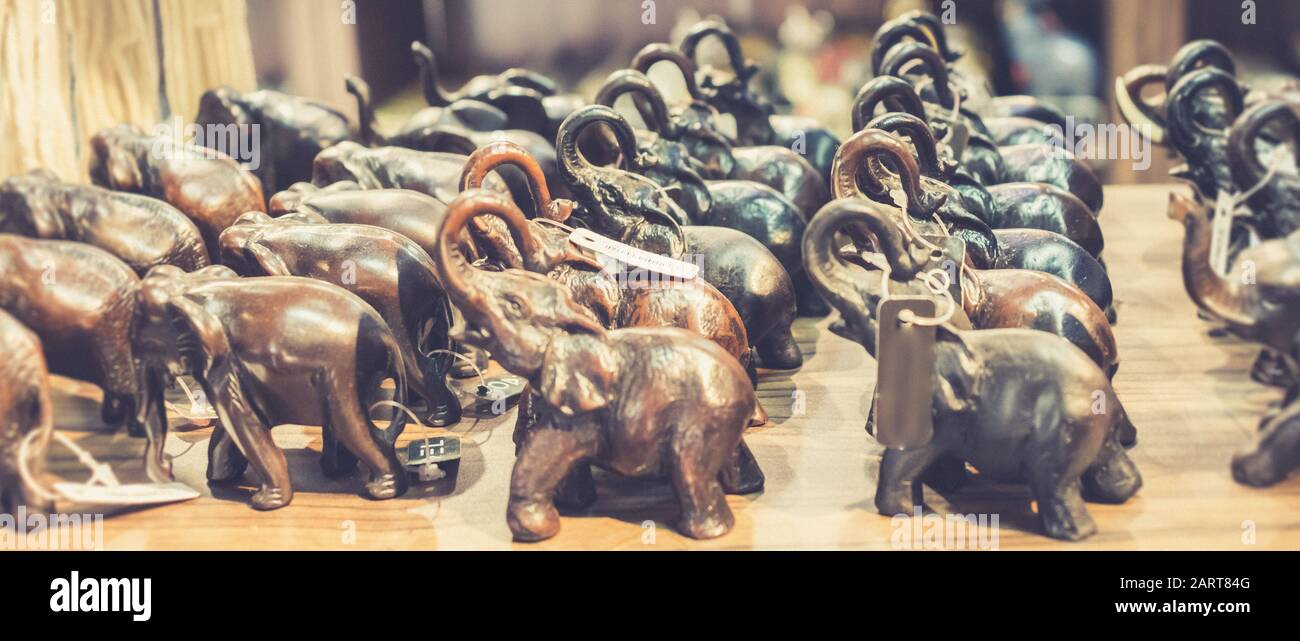 Petite sculpture d'éléphant en bois sculpté décors dans une boutique à Pinnawala Sri Lanka Banque D'Images