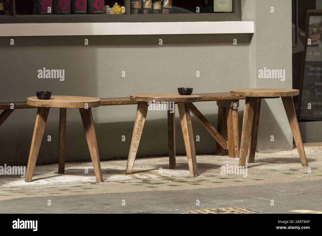 Tables de café sur le pavé Banque D'Images