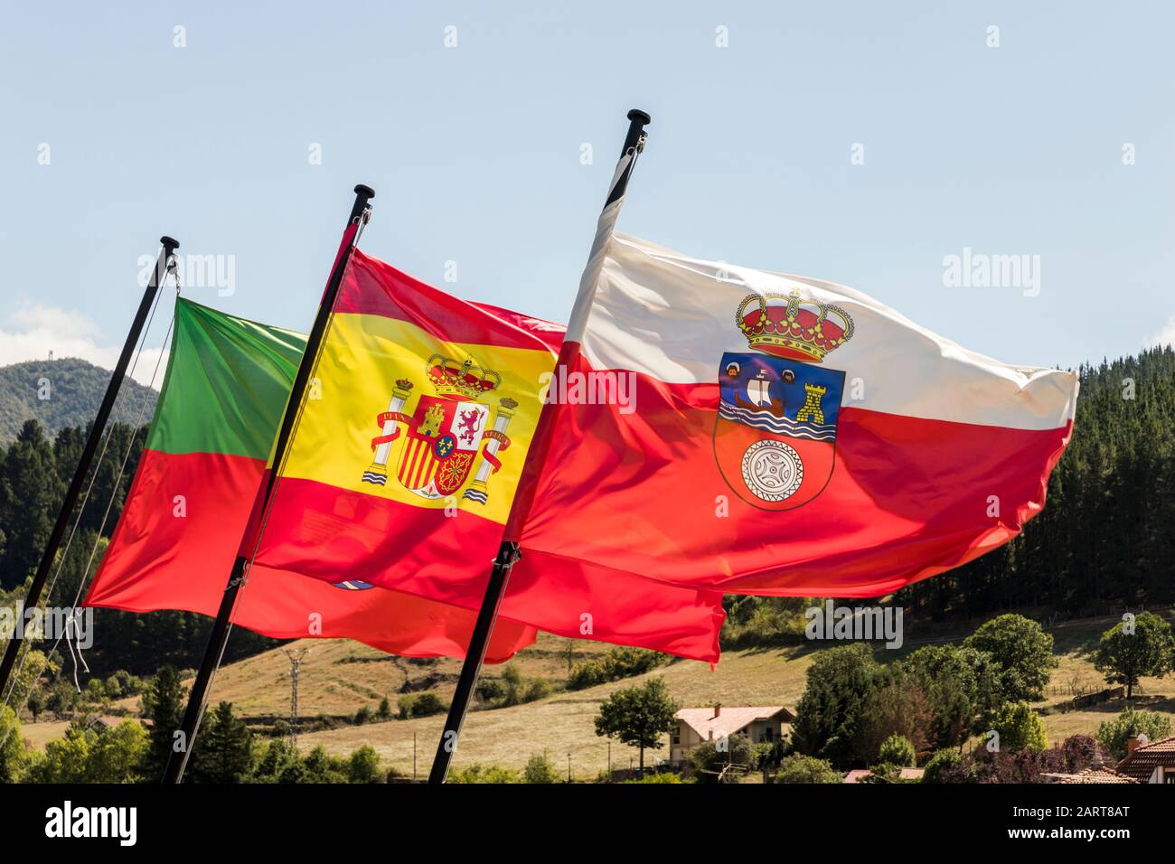 Potes, Espagne. Drapeaux de Potes, Espagne et Cantabrie qui agaent de la tour Torre del Infantado Banque D'Images