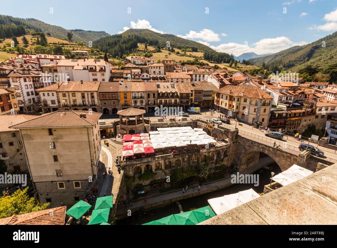 Potes, Espagne. Vue sur la ville pittoresque de Potes, depuis la tour Torre del Infantado Banque D'Images