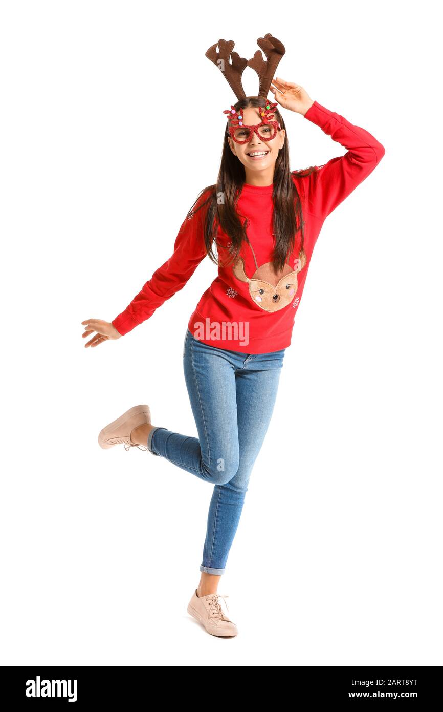 Drôle jeune femme en sweat de Noël sur fond blanc Banque D'Images