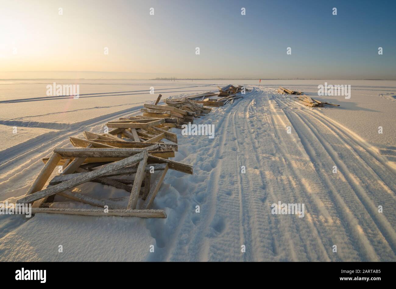 Construction d'un passage piétonnier de la rivière. Russie, Arkhangelsk, Dvina Du Nord Banque D'Images